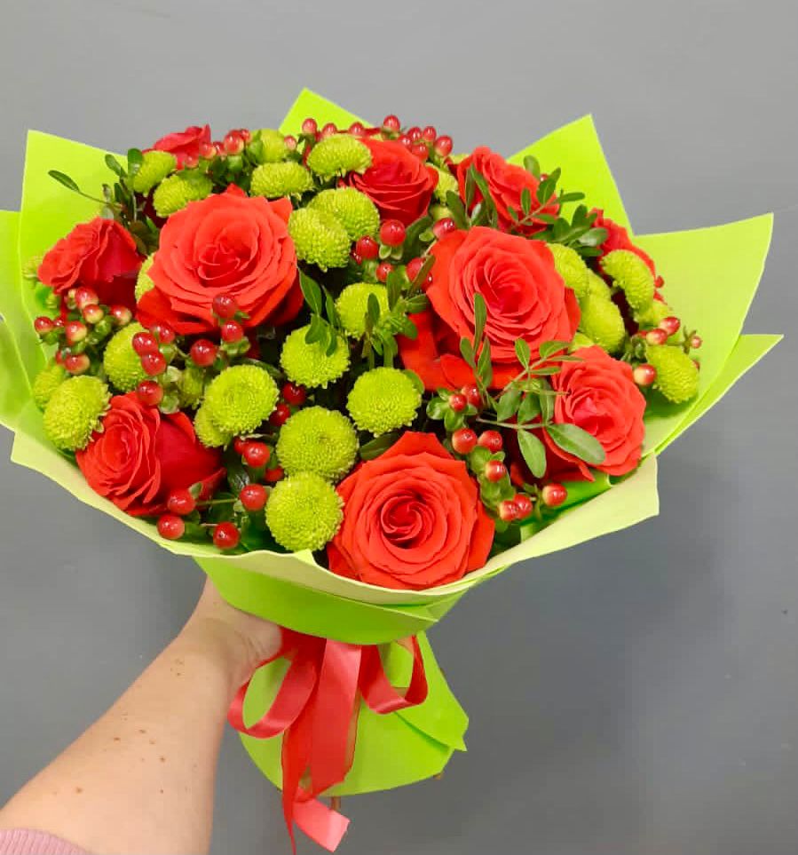 Букет цветов из: Хризантемы и Розы в Бакале