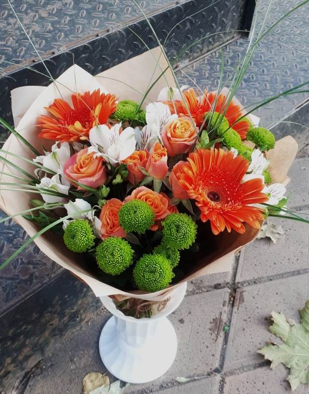 Букет цветов из: Герберы, Хризантемы, Альстромерии и Розы в Бакале