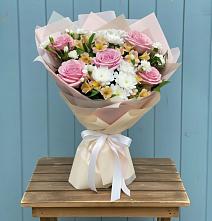Букет цветов из:  Гвоздики, Орхидеи и Розы в Бакале