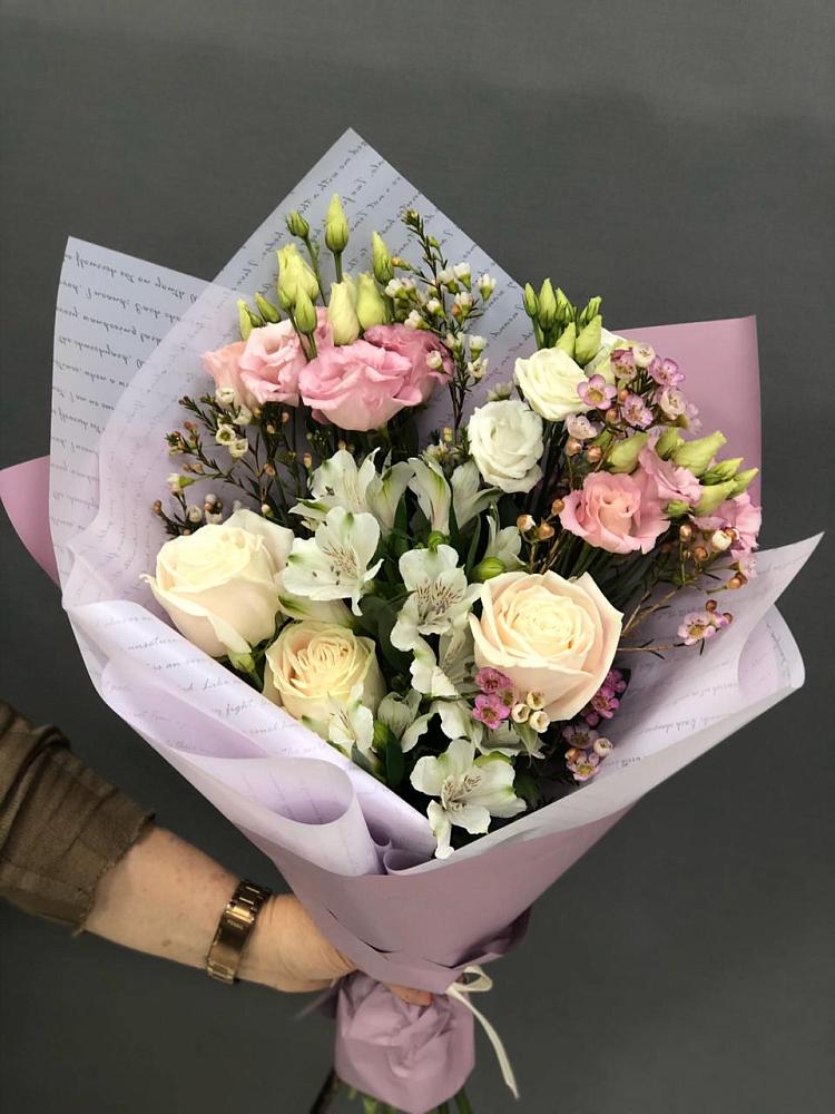 Букет цветов из: Альстромерии, Розы и Лизиантусы в Бакале