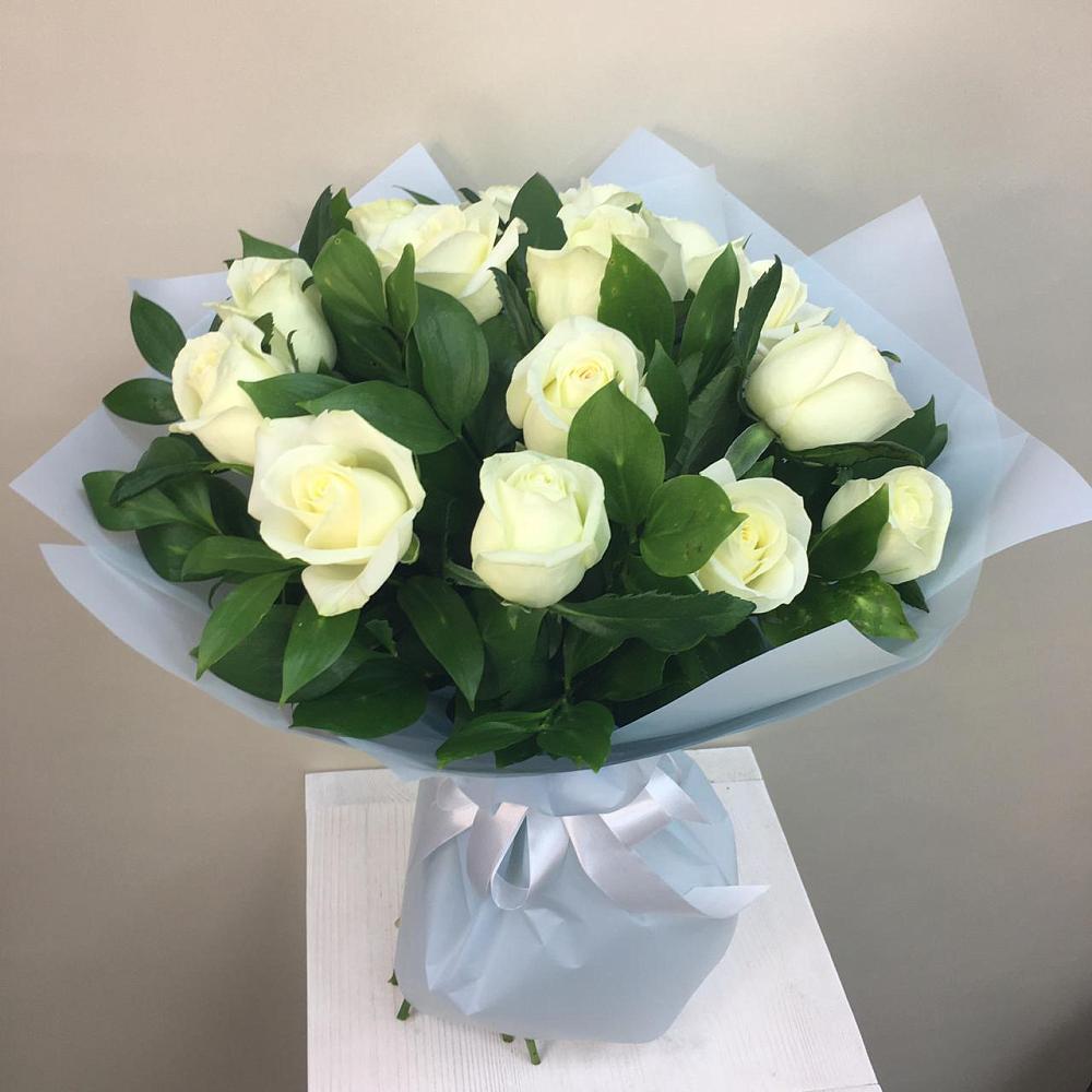 Букет 15 Белых роз Проуд в Бакале