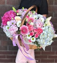 Композиция солнечный день в Бакале Цветочная композиция из Розы, Хризантемы, Пионы и Лизиантусы в корзине в Бакале