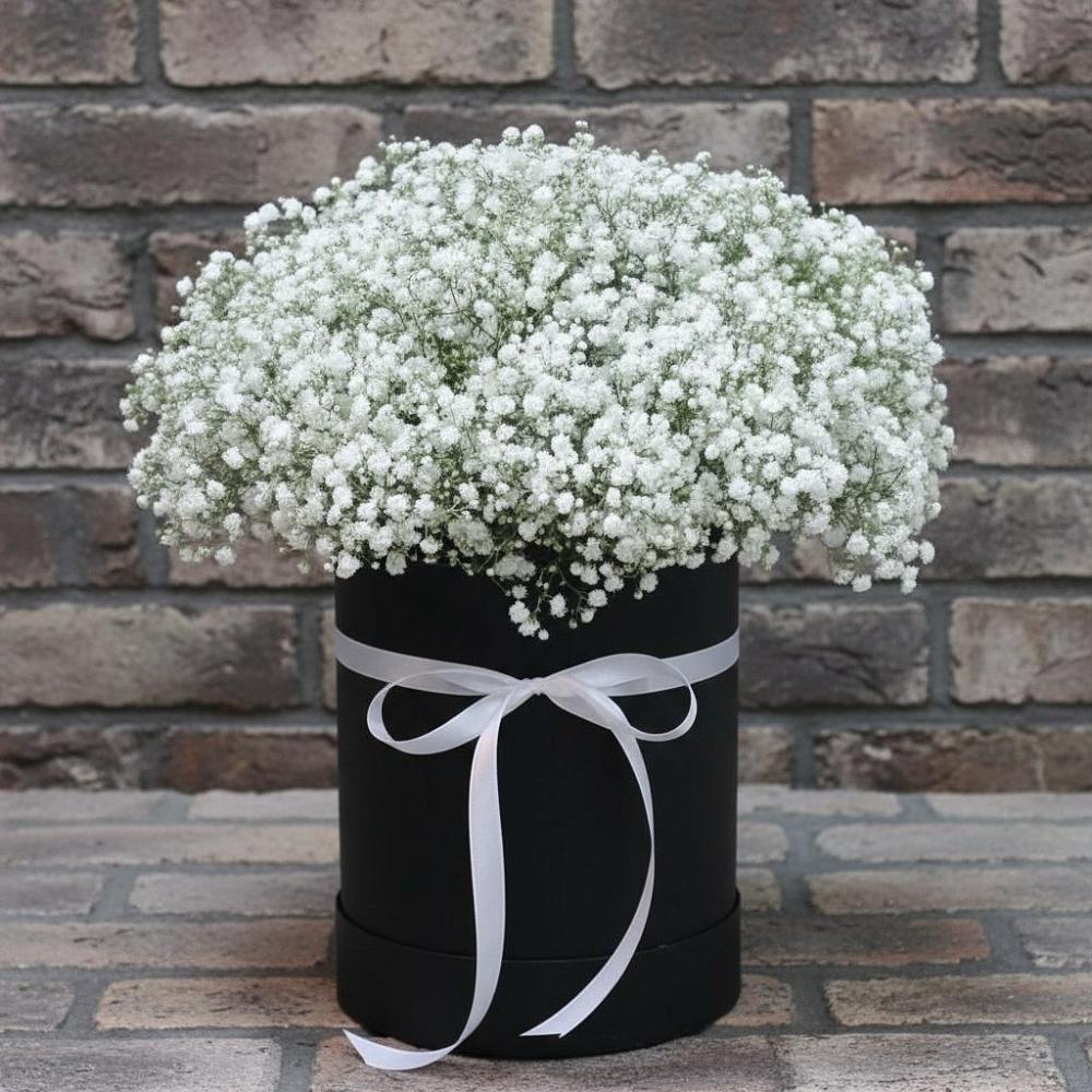 Цветочная композиция из Гипсофила в шляпной коробке в Бакале