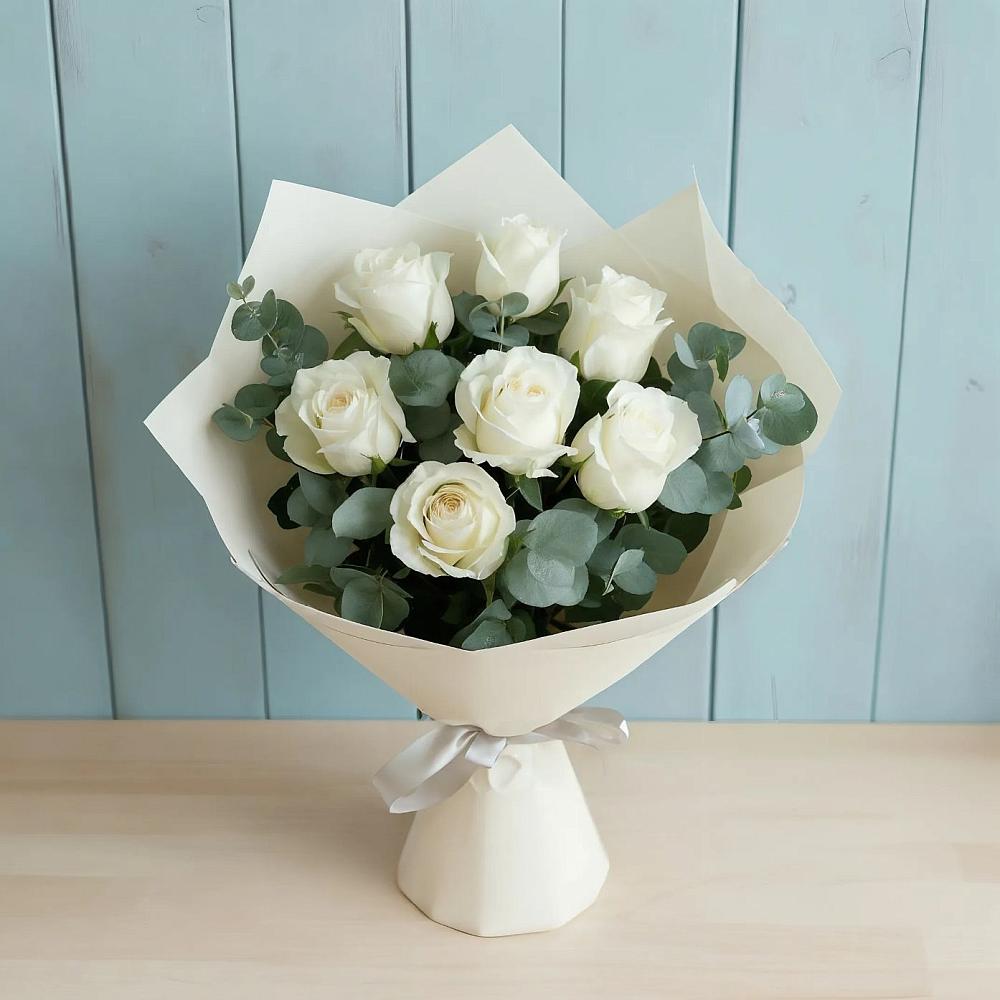 Букет Белые розы в Эвкалипте в Бакале