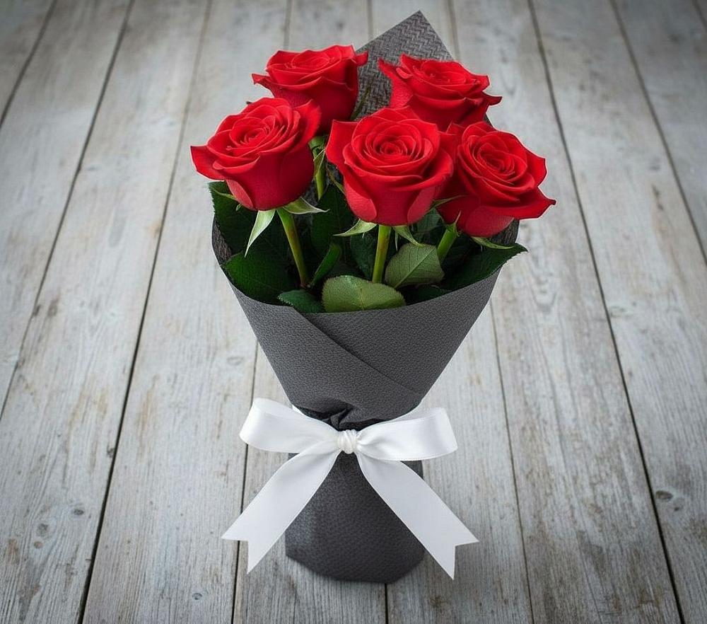 Букет 5 Красных роз Эдлесс Лав в Бакале
