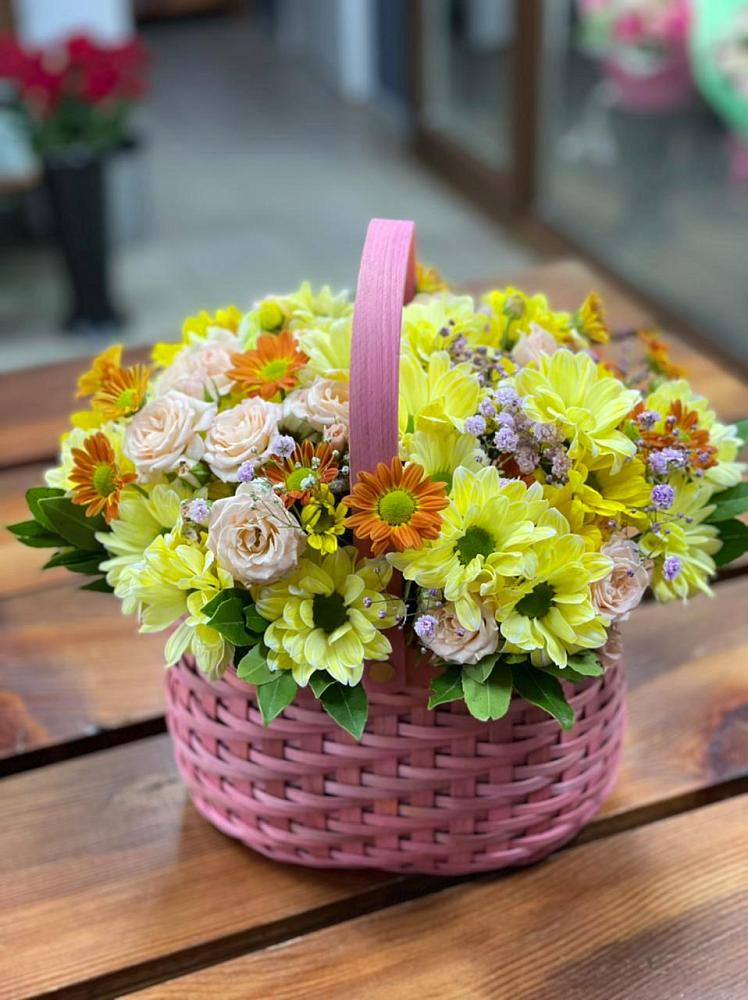 Цветочная композиция из Хризантемы и Розы в корзине в Бакале