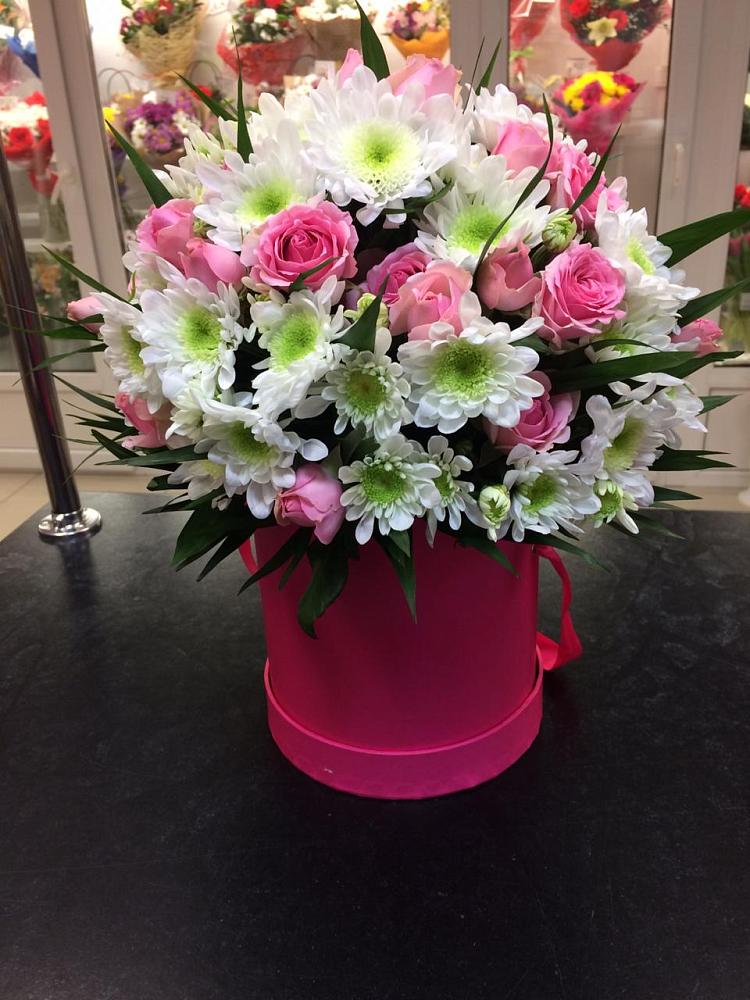 Цветочная композиция из Розы и Хризантемы в шляпной коробке в Бакале