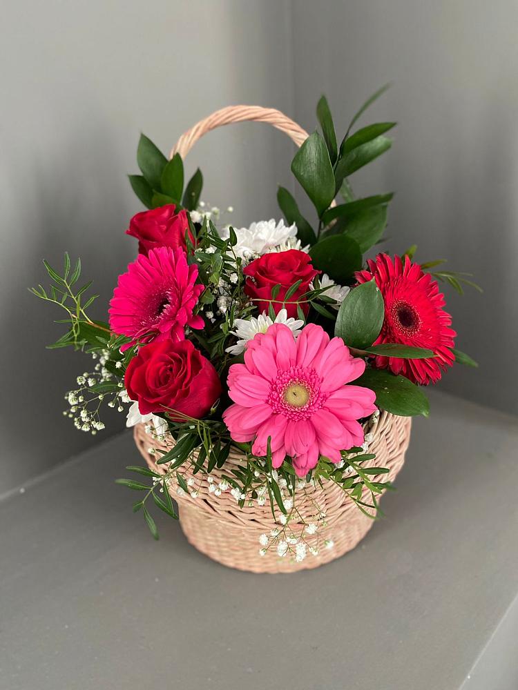 Цветочная композиция из Розы, Хризантемы и Герберы в корзине в Бакале
