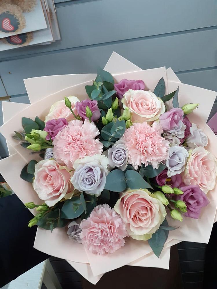 Букет цветов из: Розы, Гвоздики и Лизиантусы в Бакале